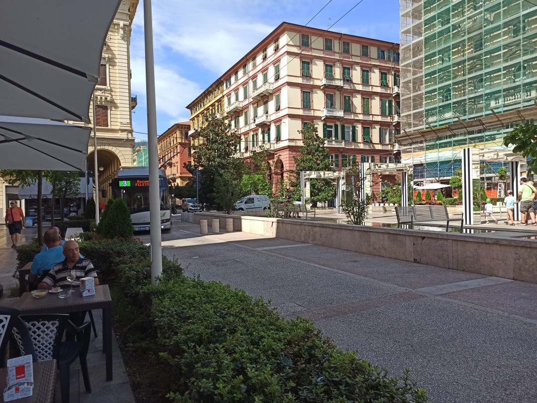 Obus Nr. 819 vom polnischen Typ Solaris Trollino 12 auf der Piazza Guiseppe Verdi